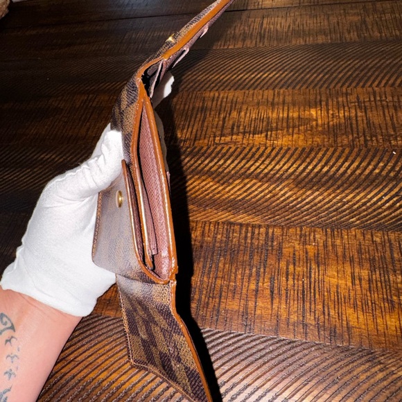 Louis Vuitton
Vintage 2005 Damier Elise Wallet - Picture 11 of 15